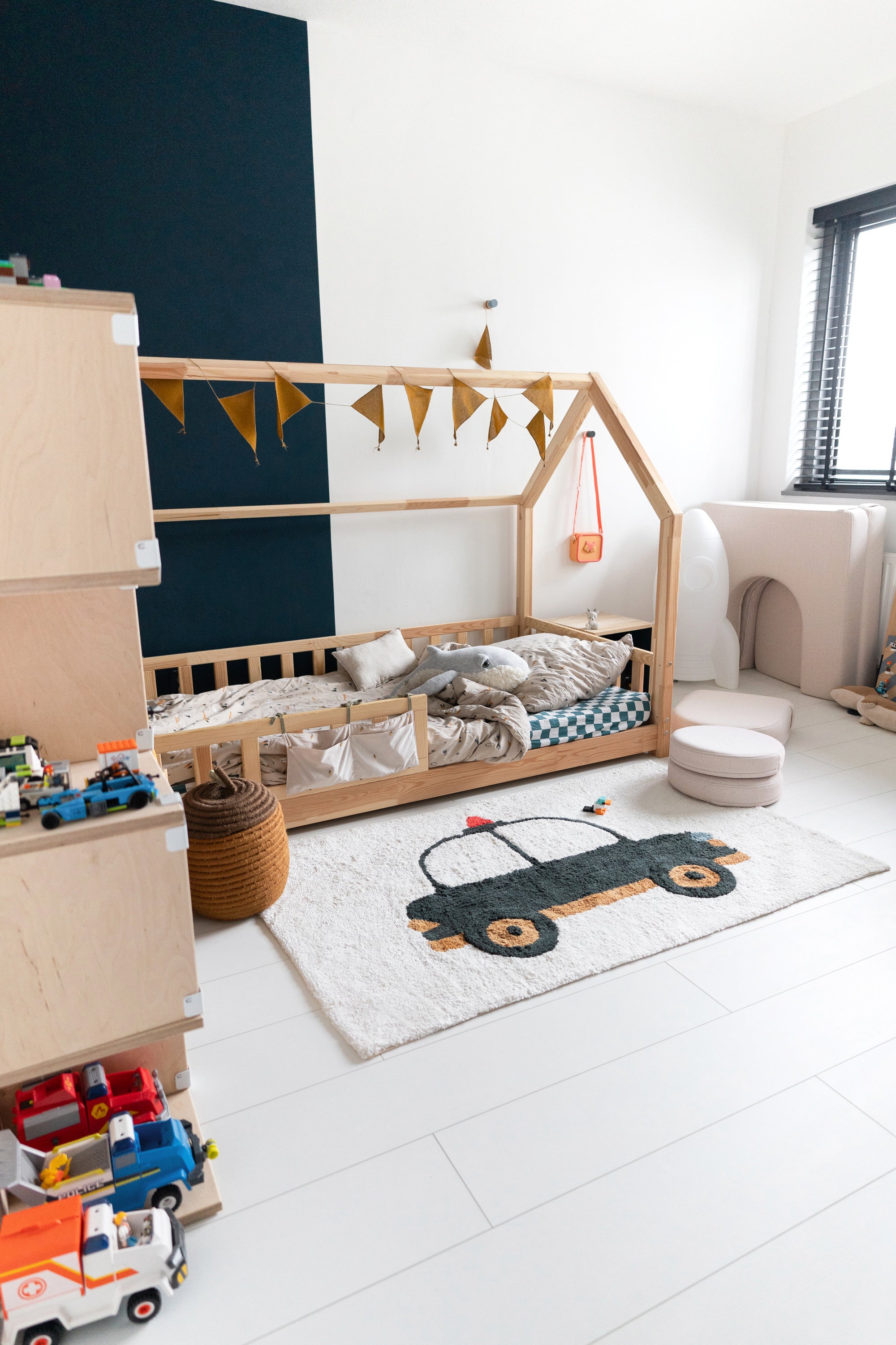 Kinderkamer vloerkleed met auto en zwaailicht politie design