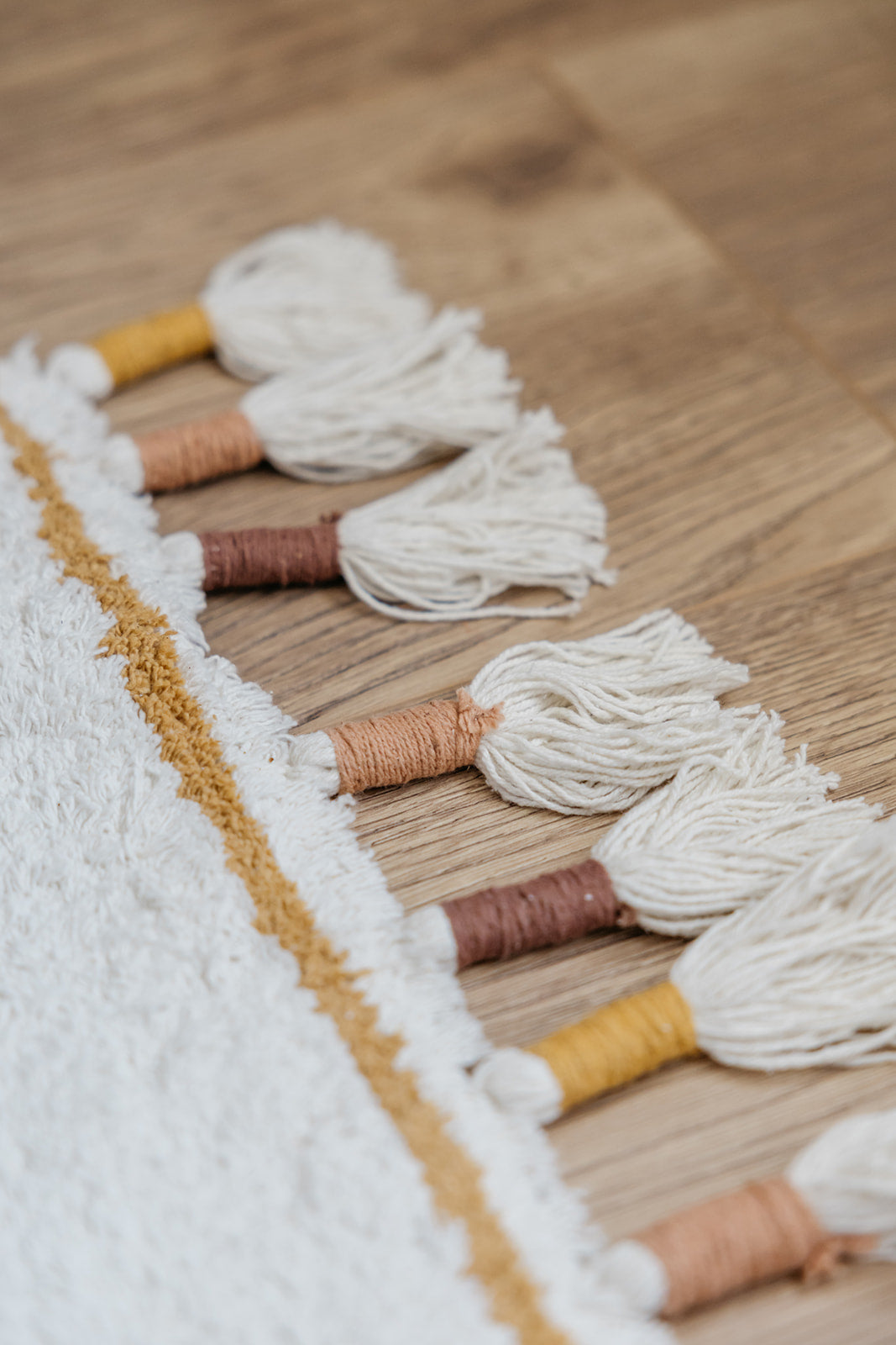 Unisex vloerkleed in beige met warme herfstkleuren voor de kinderkamer