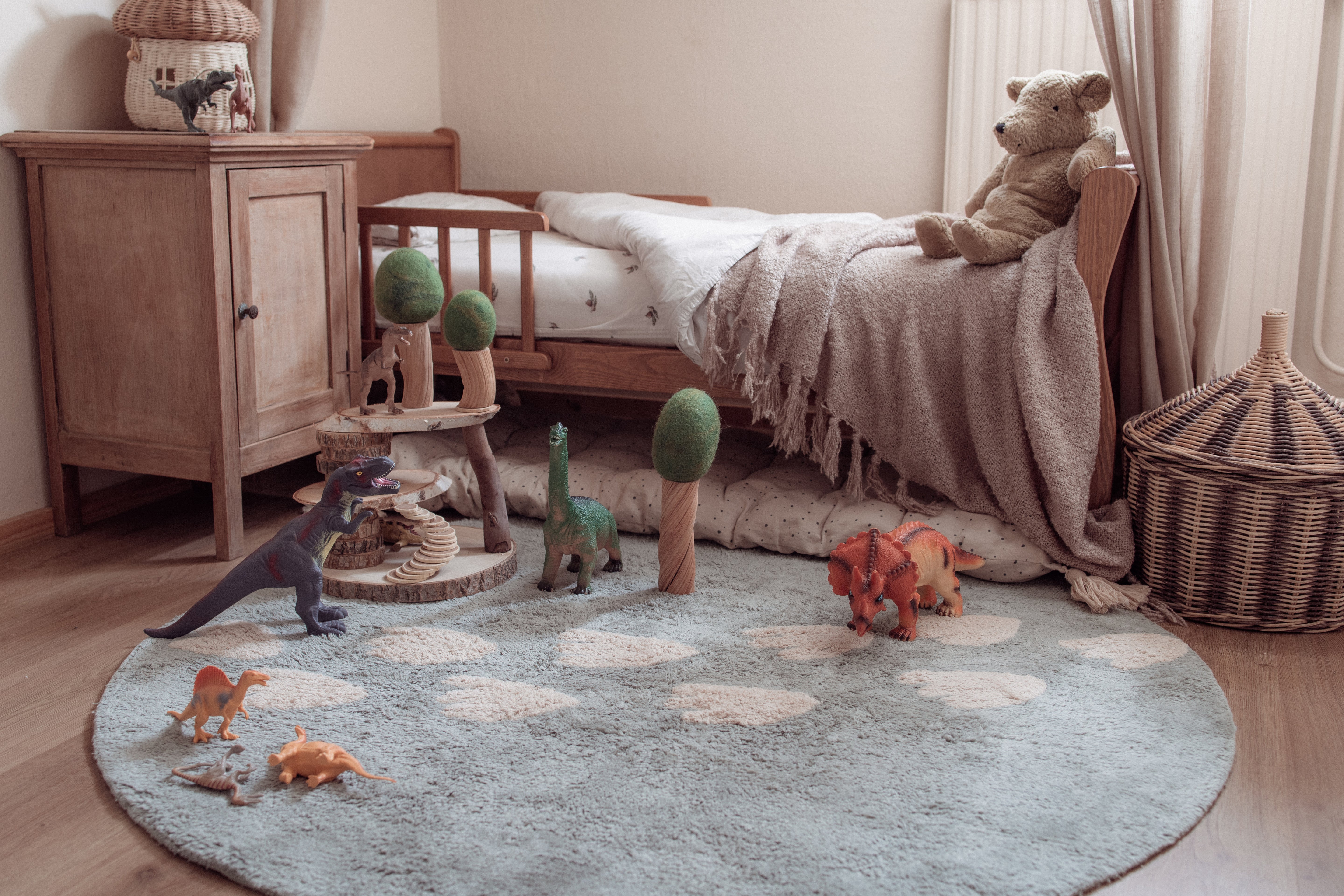 Groen rond vloerkleed met dino voetsporen, perfect voor kinderkamer