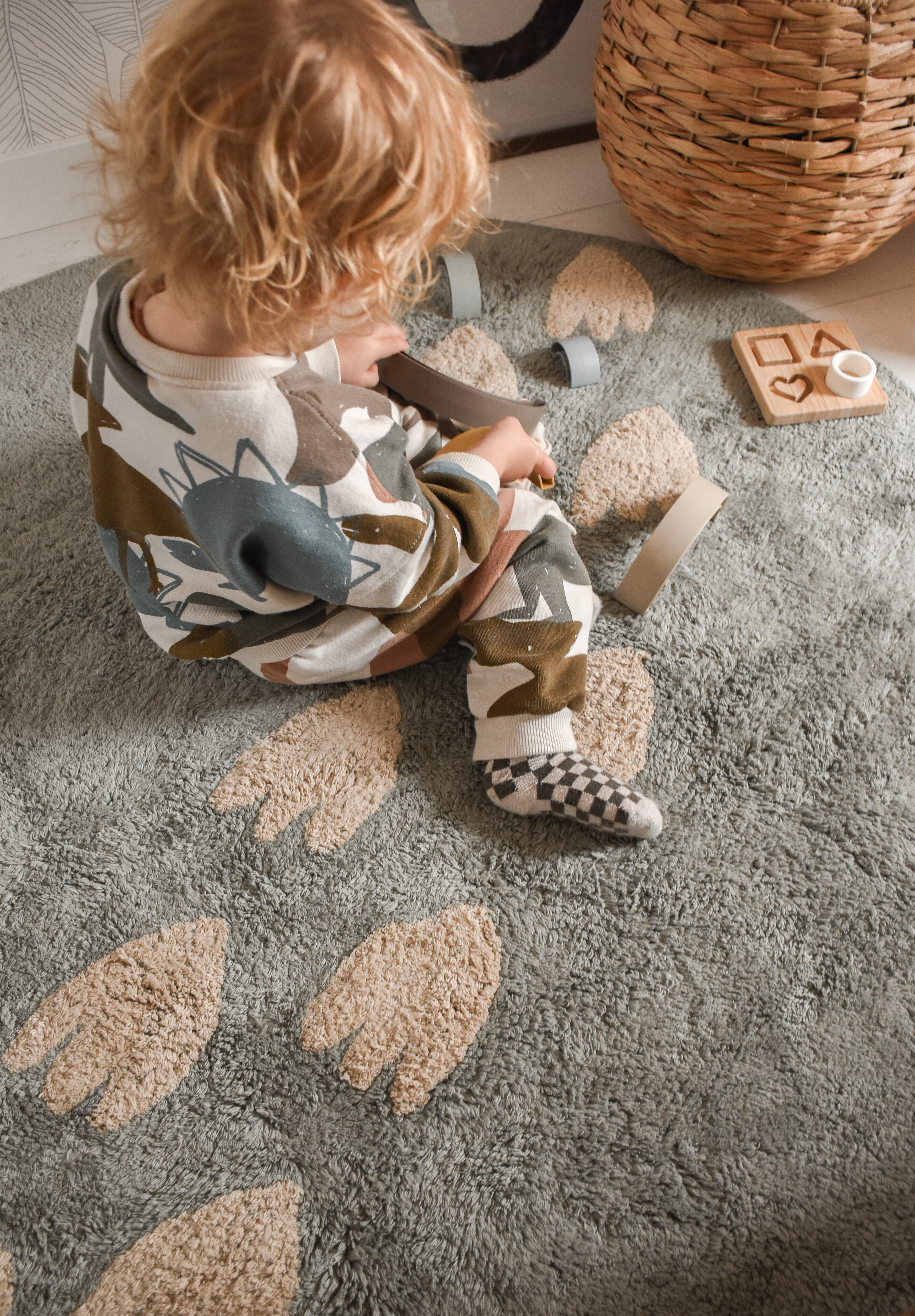 Vloerkleed met dinosporen in groen, ideaal voor stoere jongenskamer