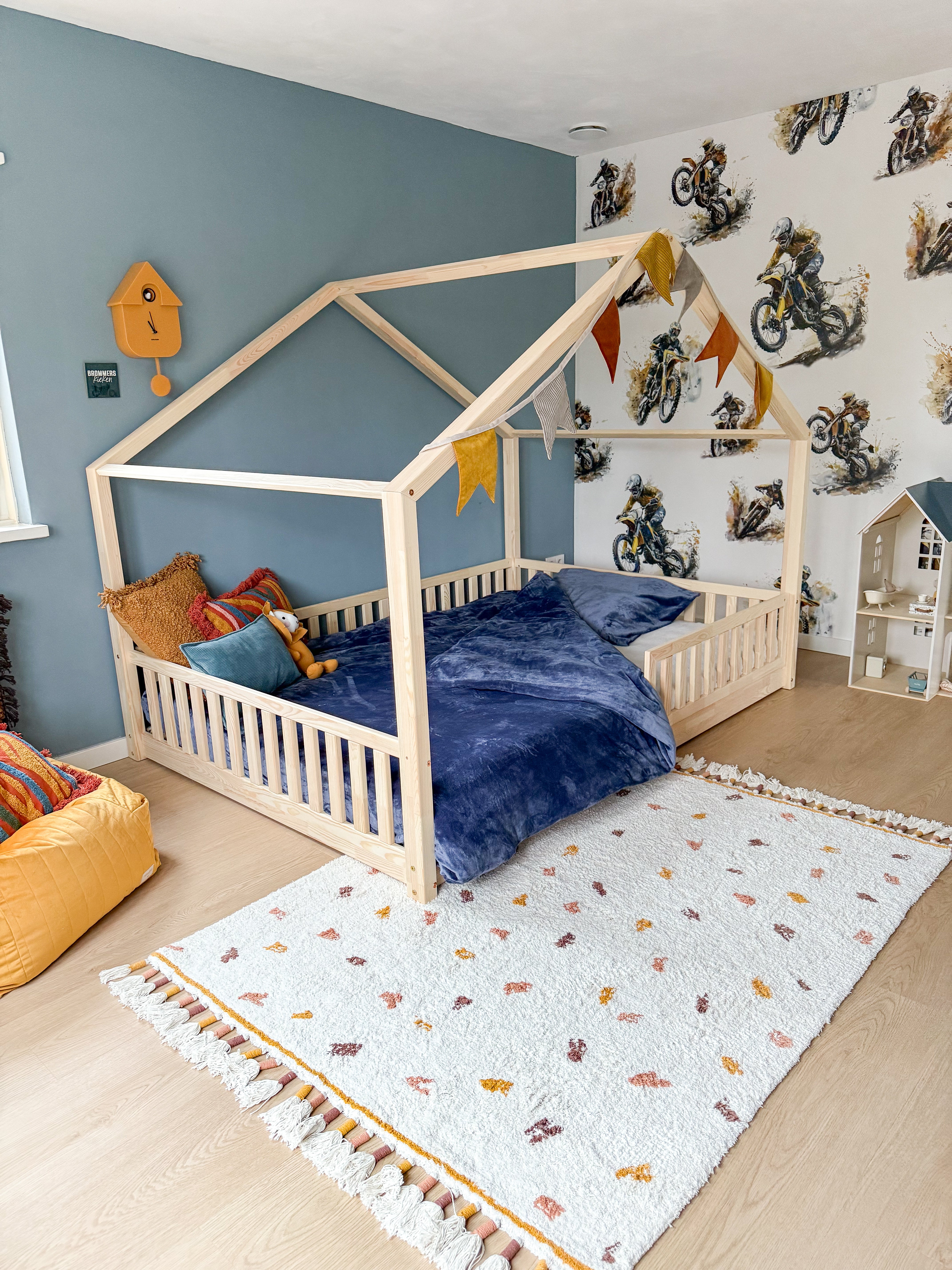 Unisex vloerkleed beige met kleurrijke stippen voor een warme sfeer voor de kinderkamer. 