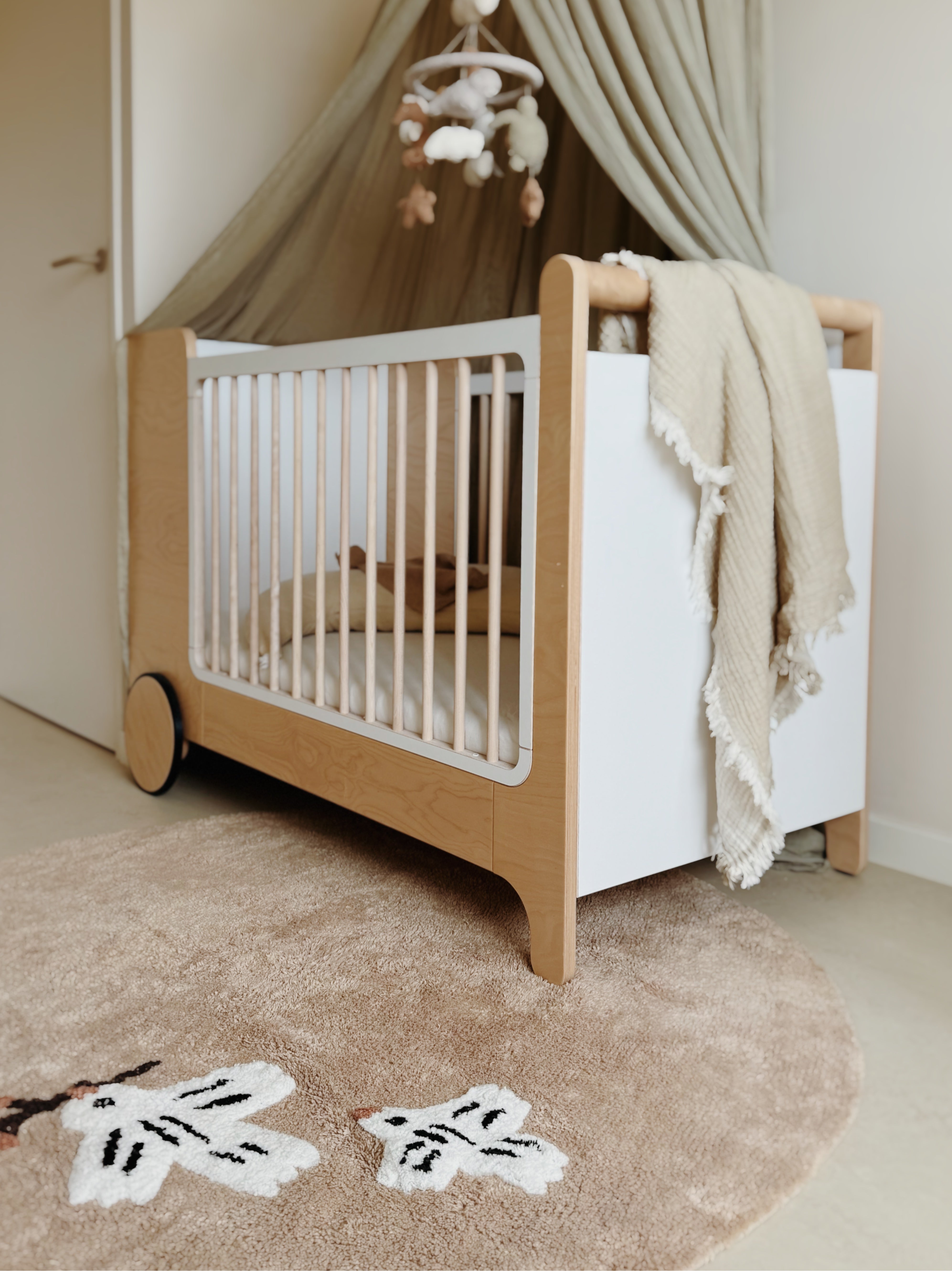 Love Birds rond vloerkleed in naturel beige met geborduurde vogels