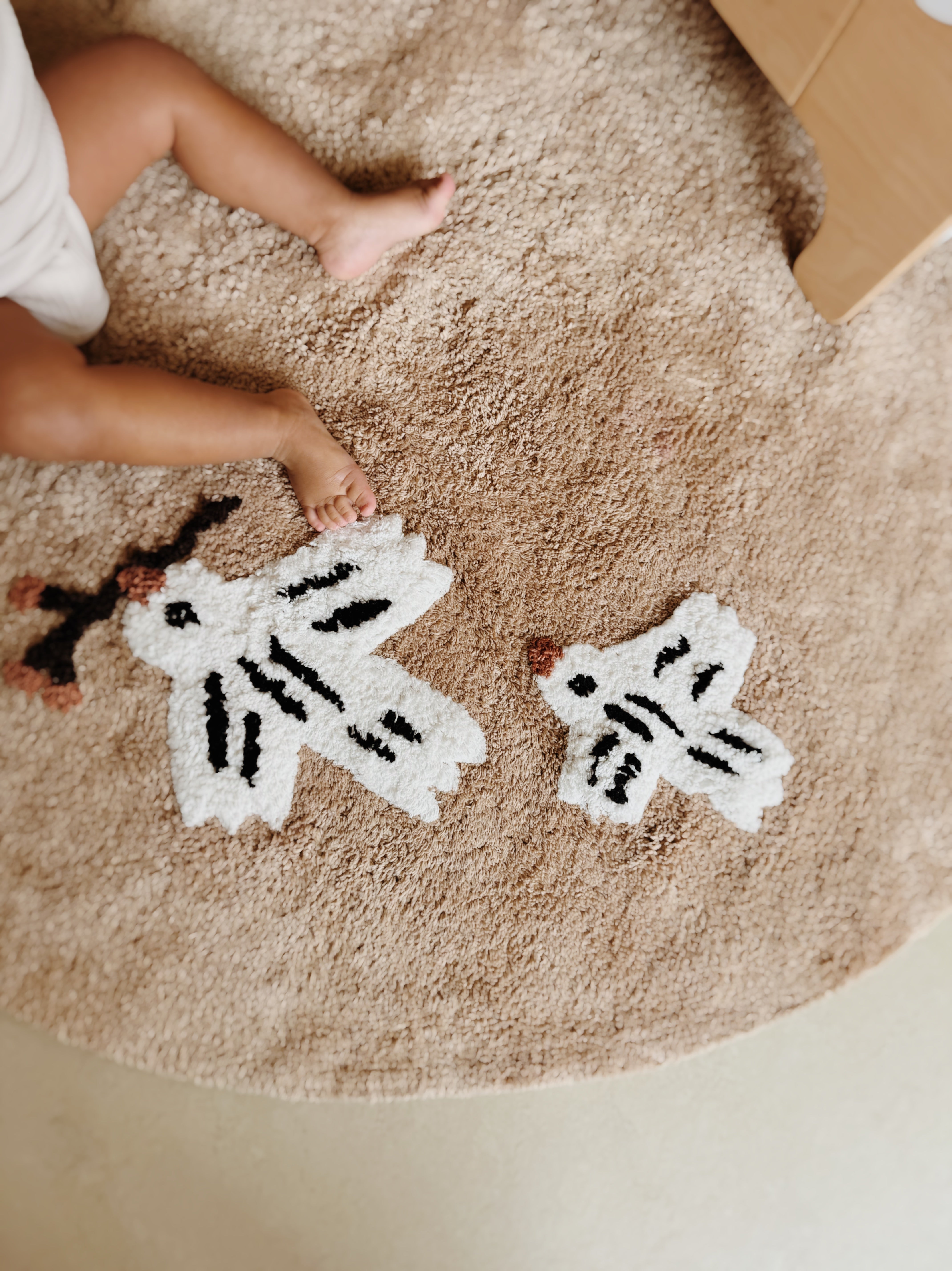 Neutraal vloerkleed Love Birds in zandkleur voor kinderkamer en speelkamer