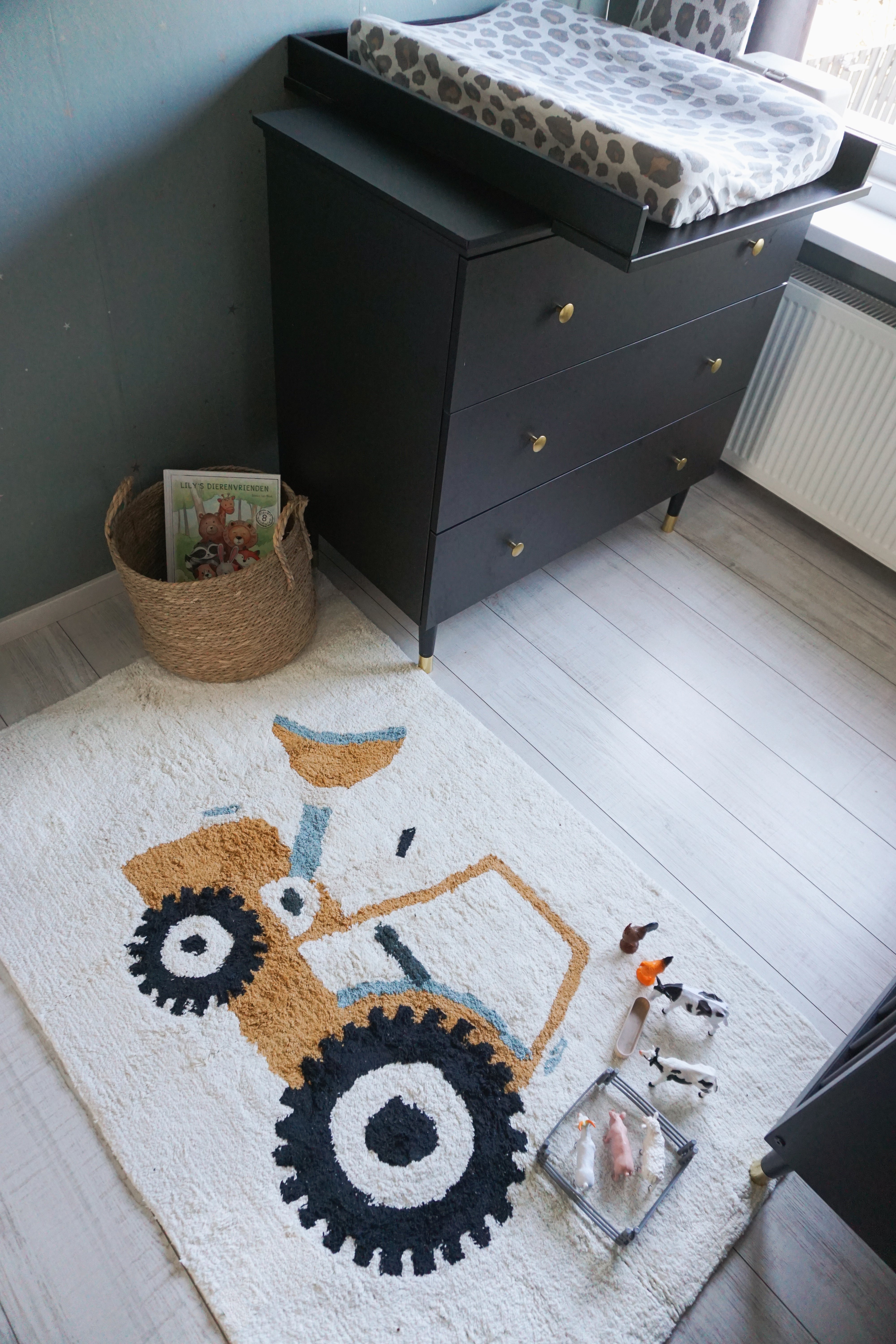Stoer beige vloerkleed met tractor motief ideaal voor babykamer en jongenskamer
