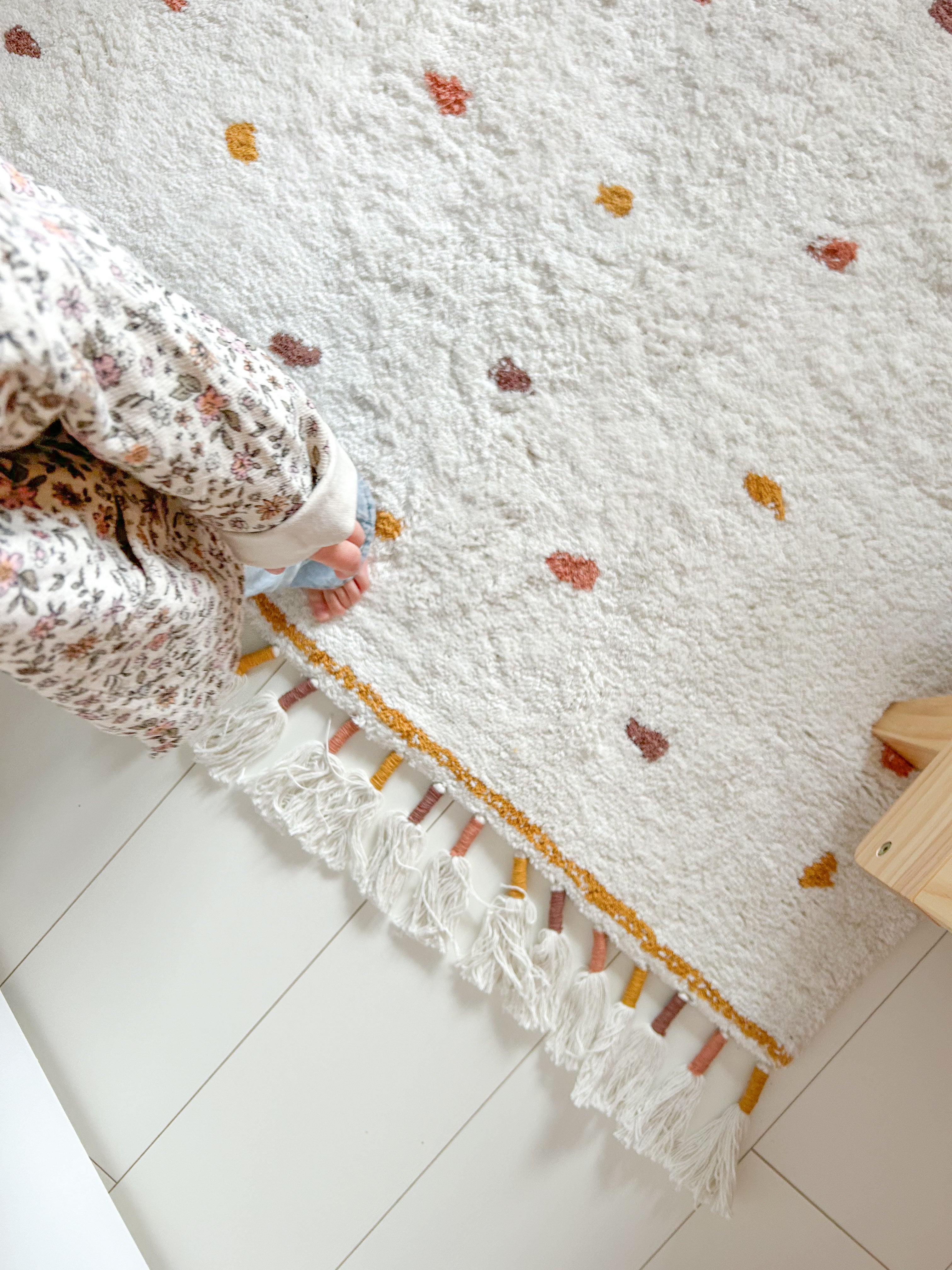 Neutraal beige vloerkleed met stippen voor jongens en meisjes