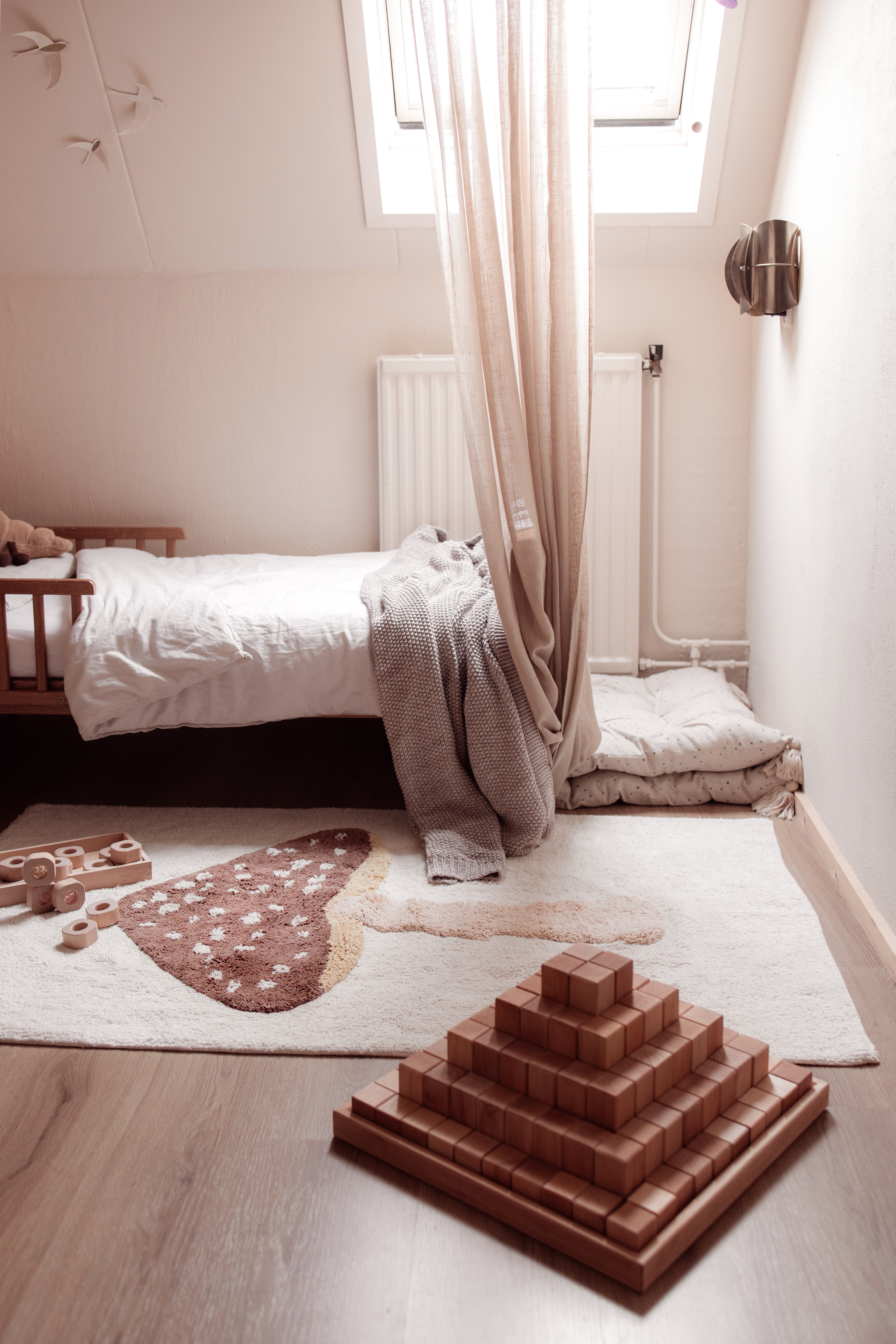 Unisex vloerkleed paddestoel in naturel stijl, perfect voor babykamer
