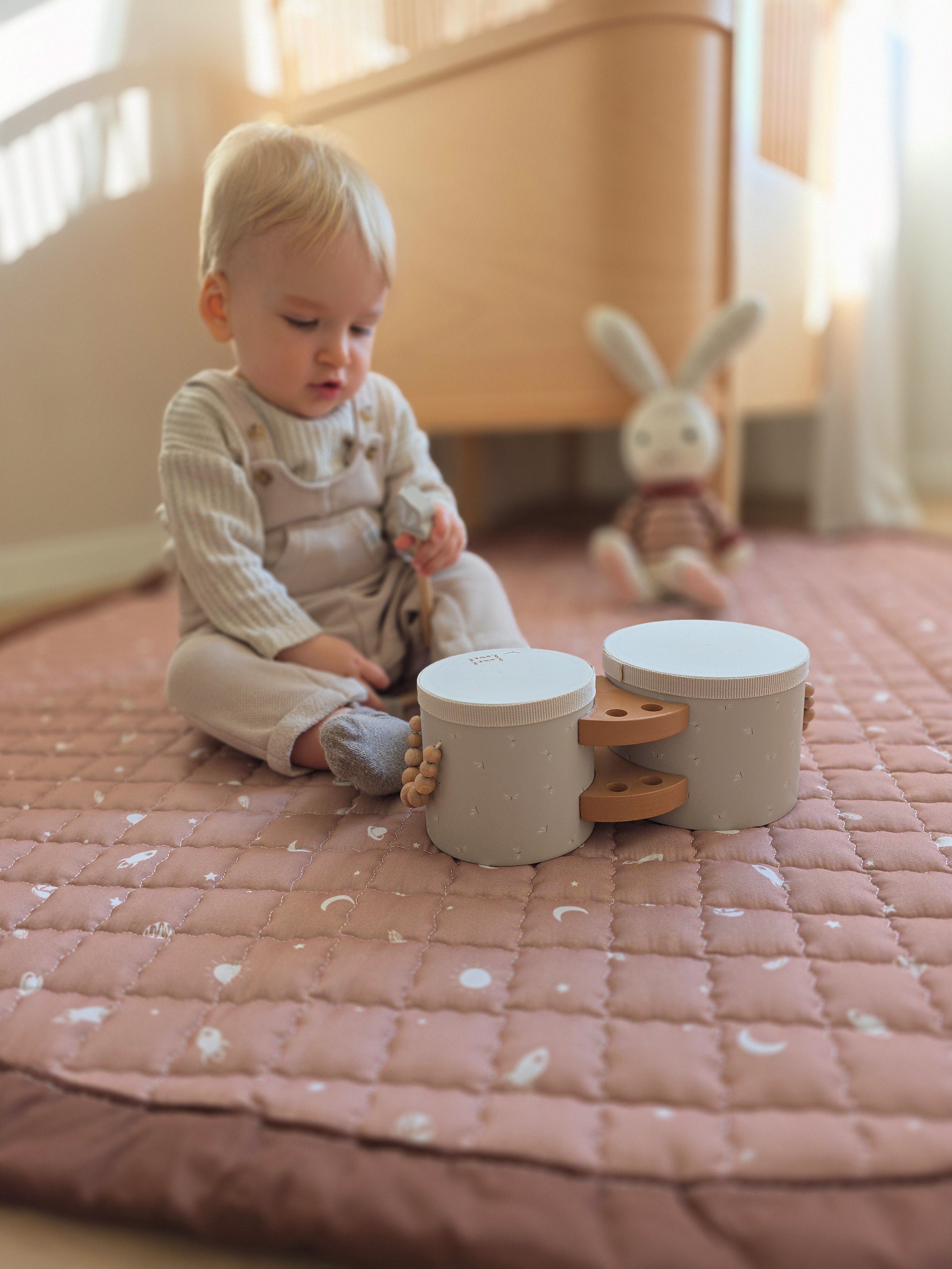 Wasbaar rond speelkleed met planeten, sterren en zachte vulling.
