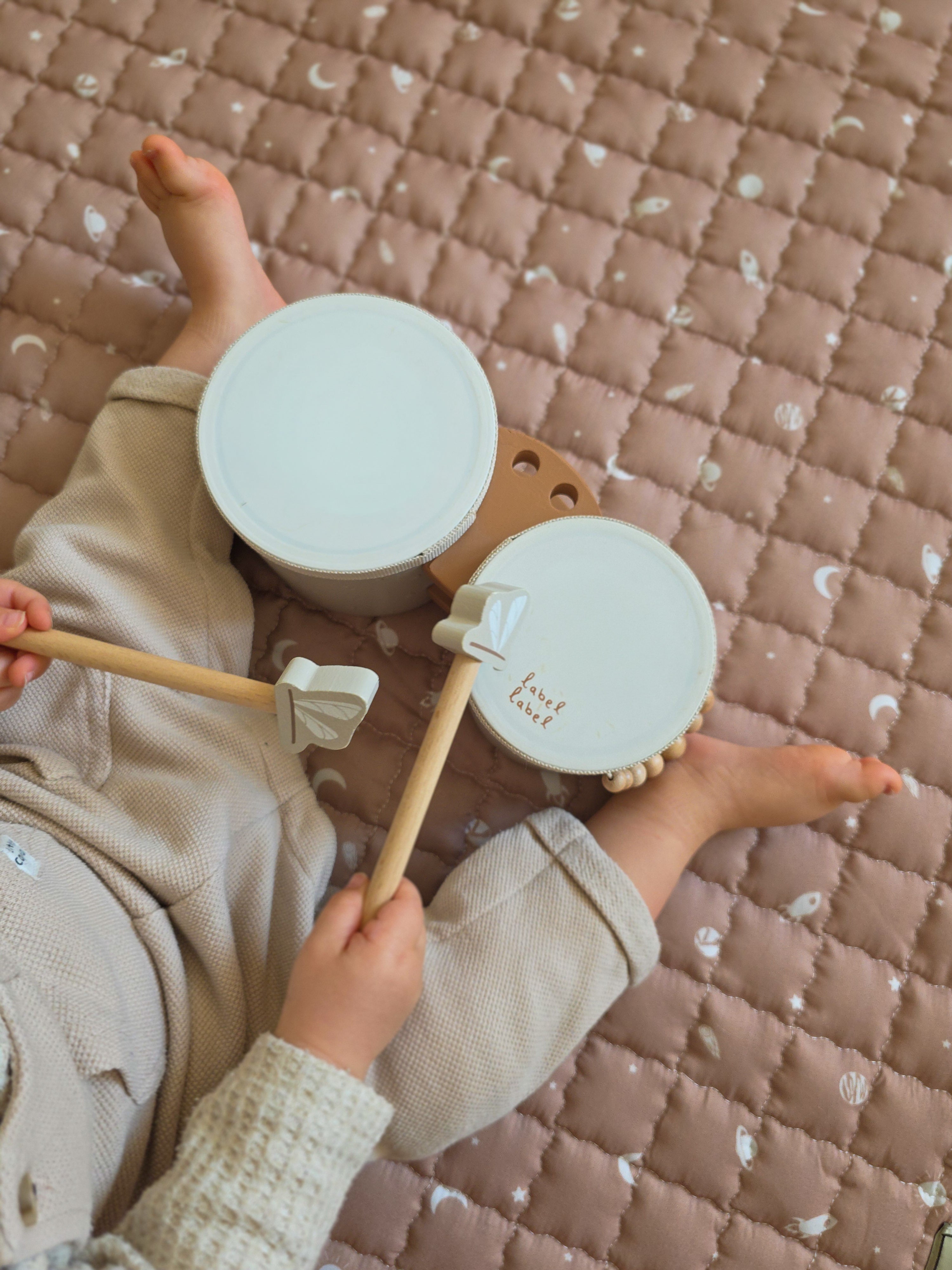 Groot rond speelkleed voor baby’s met planeten en maan om comfortabel op te spelen.
