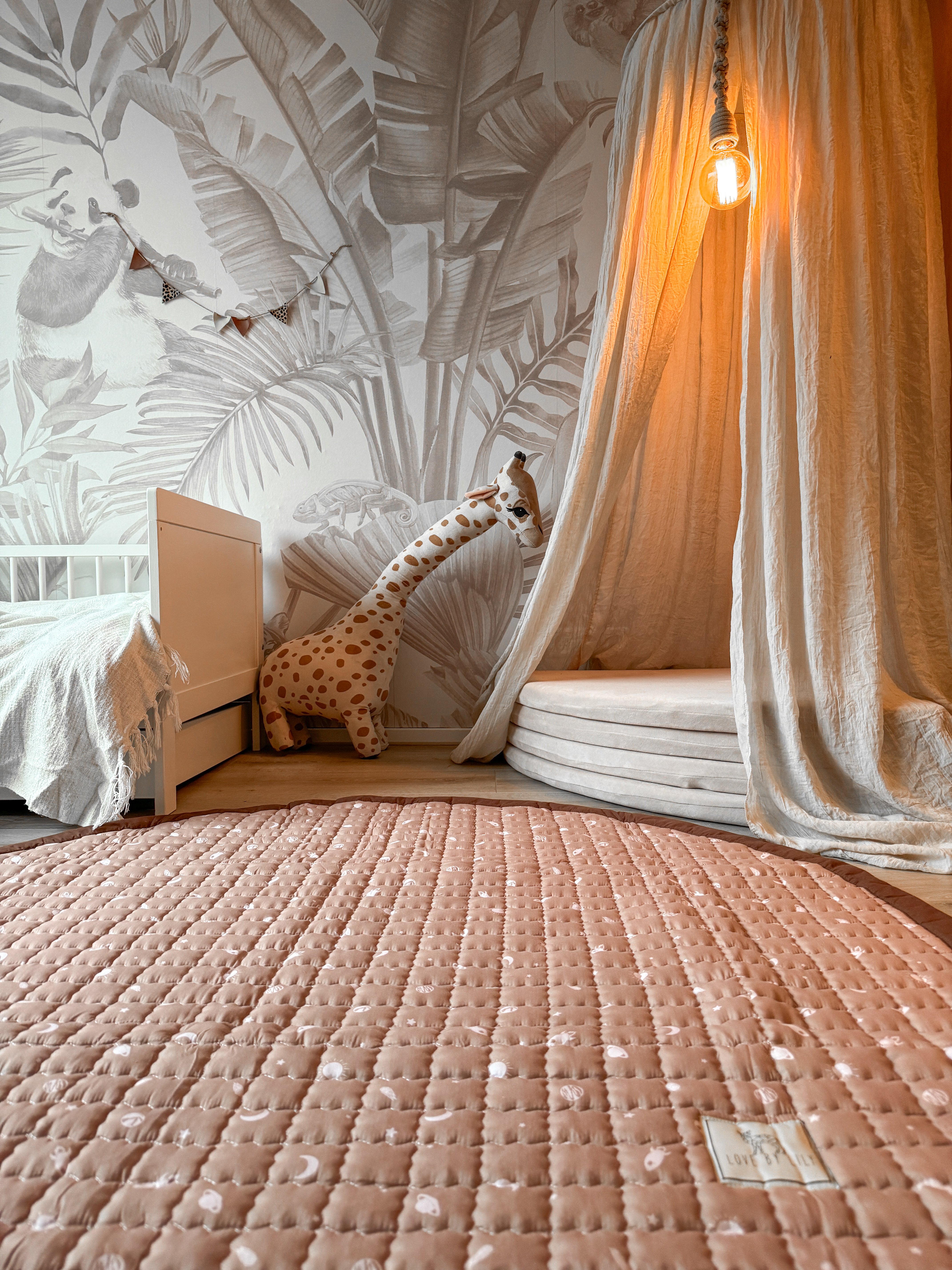 Zacht rond speelkleed met planeten voor jonge kinderen.
